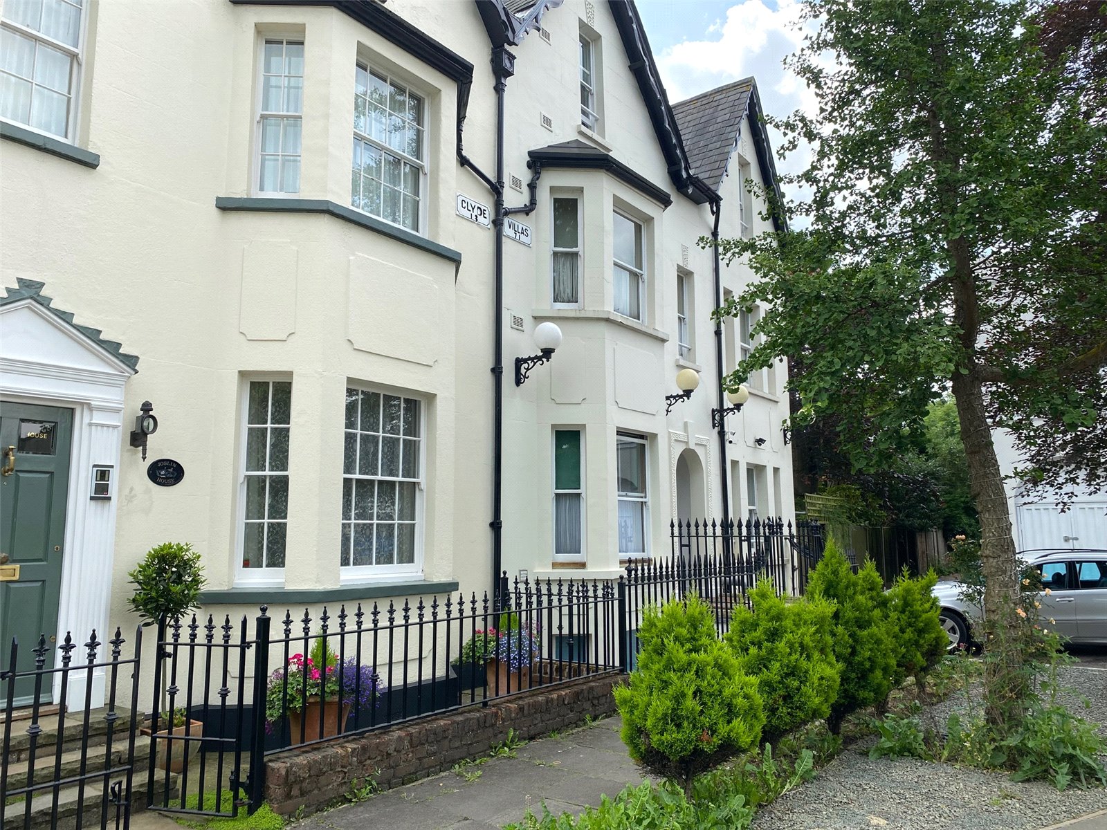 Hadley Green Road, Hunters