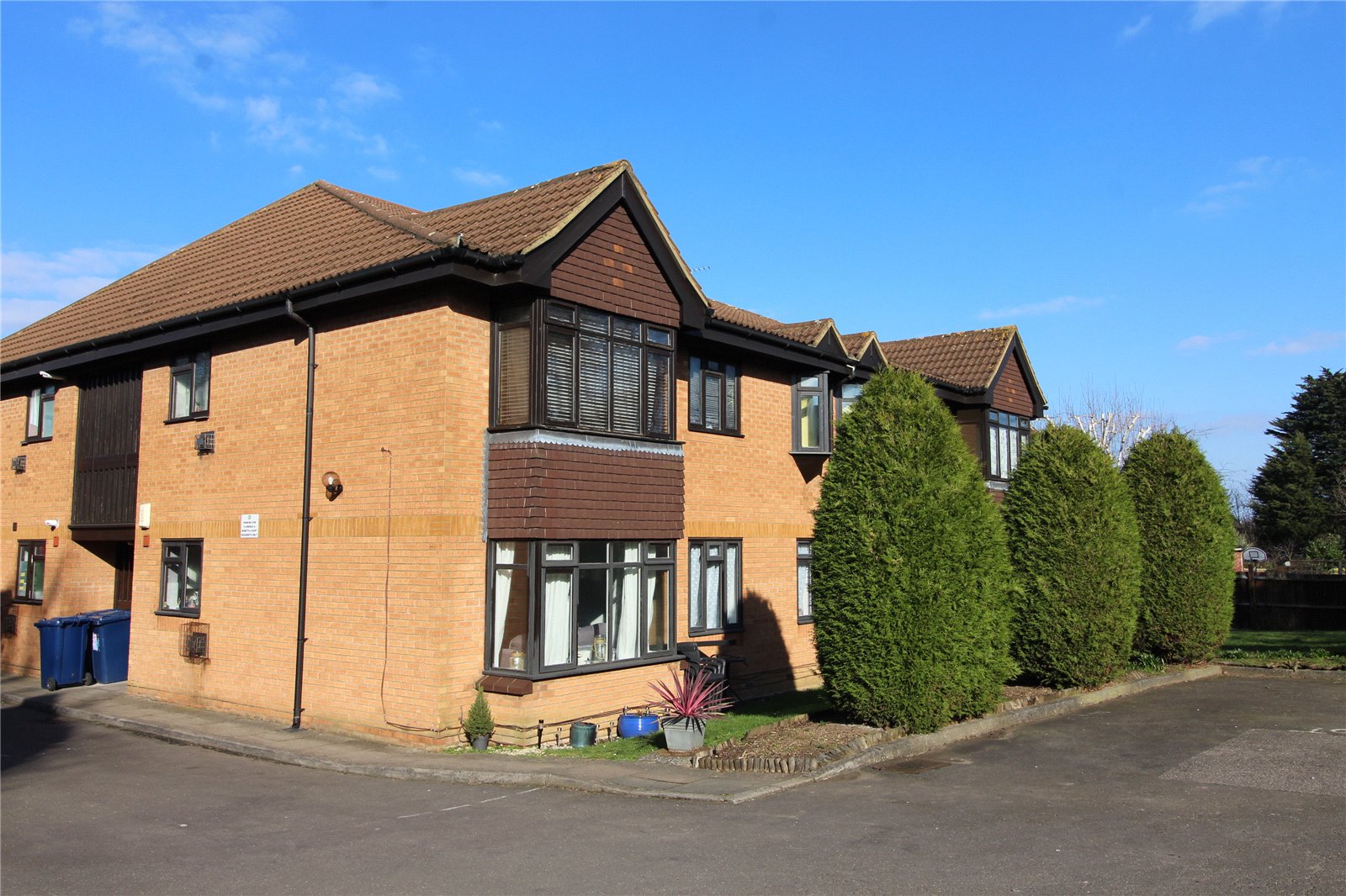 Station Road, New Hunters