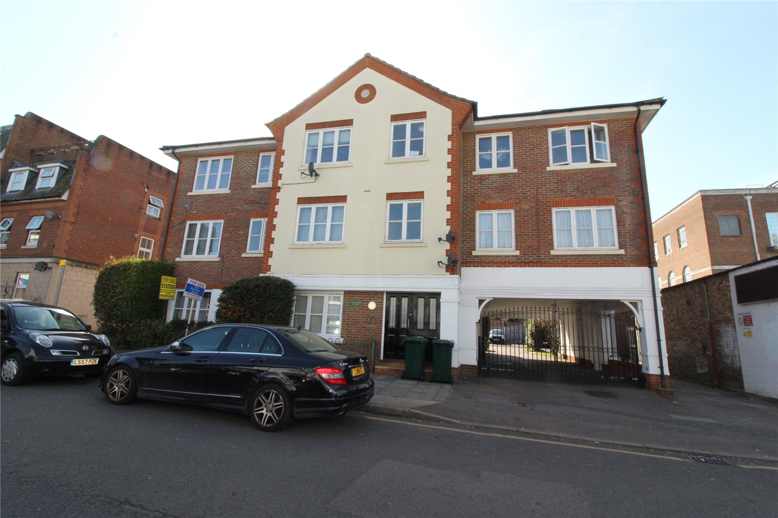 Lytton Road, Hunters