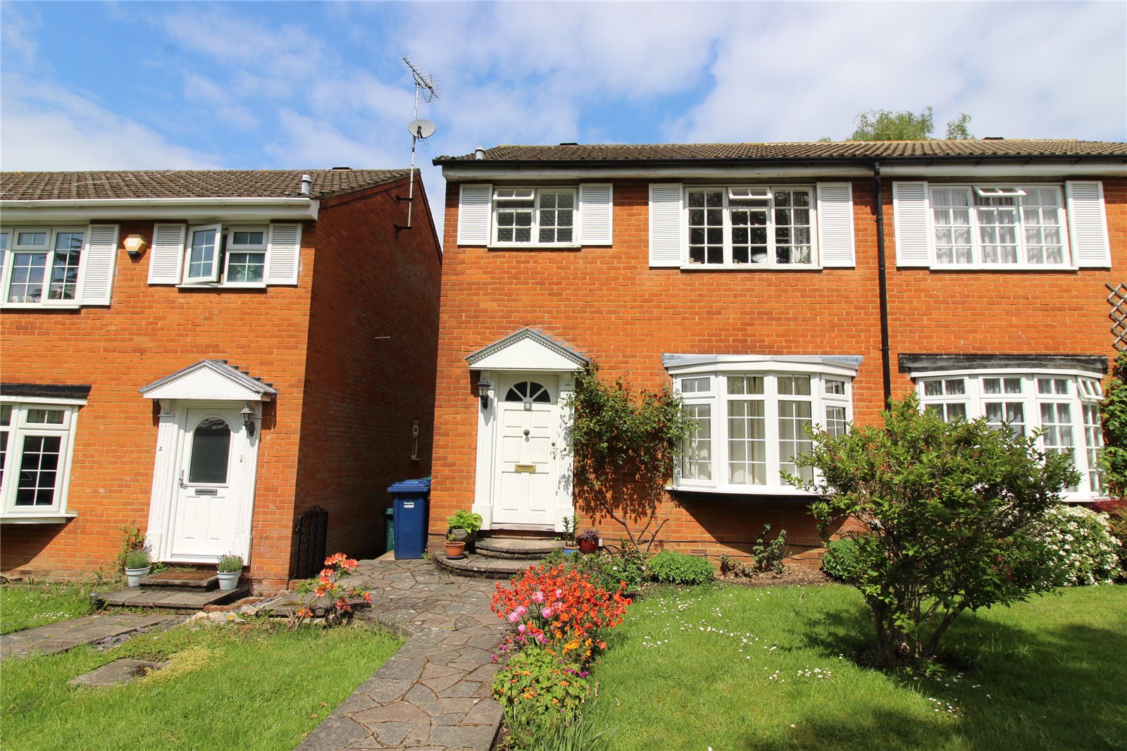 Regina Close, Hunters