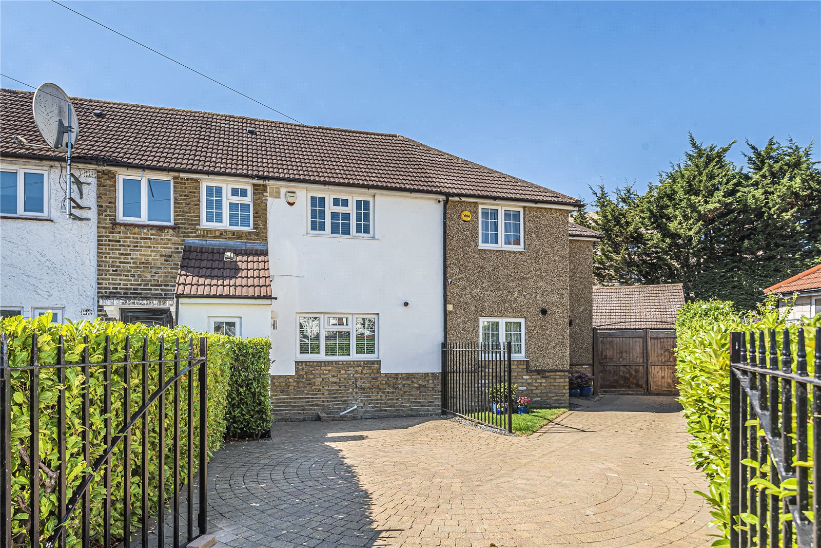 Brent Place, Hunters