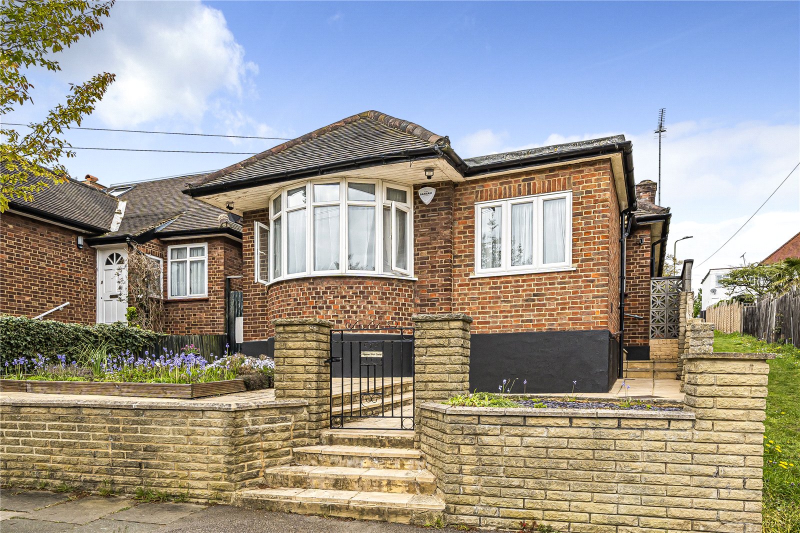 Elton Avenue, Hunters