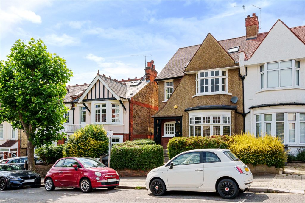 Fitzjohn Avenue, Barnet